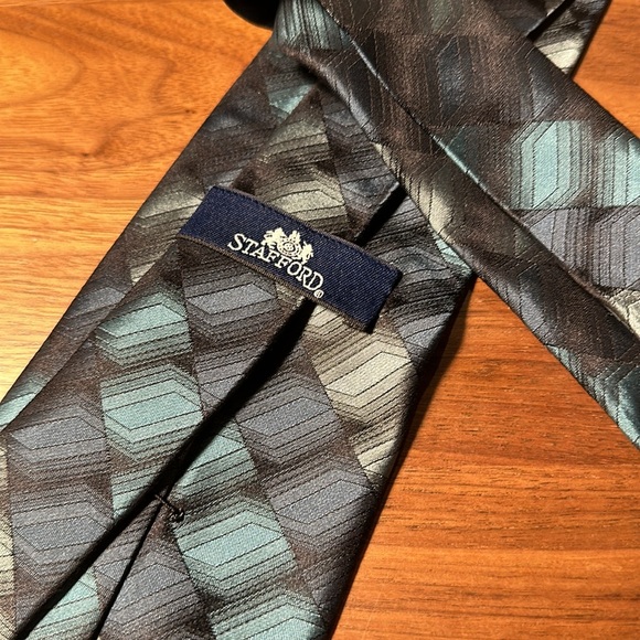 Stafford men’s geometric tie, great for evening events or office 👔 - Picture 3 of 4